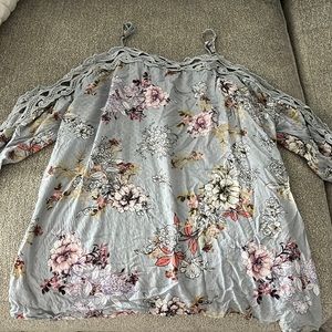 Gimmicks open sleeve top